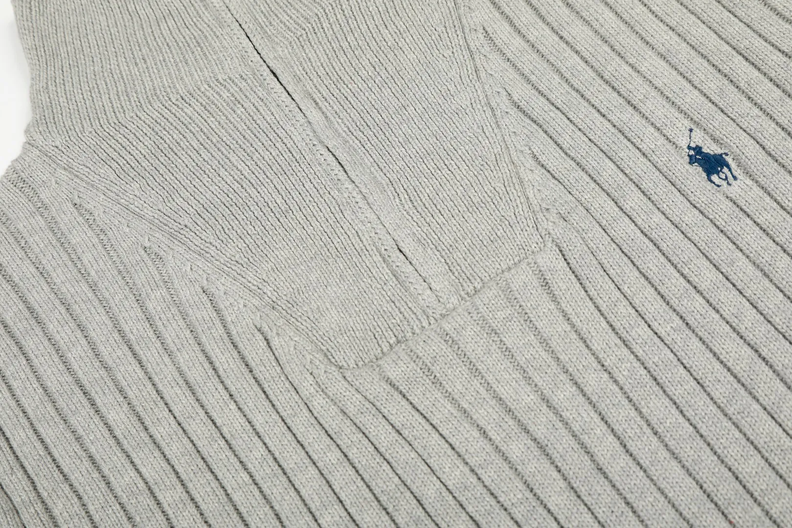 P250 Top quality" Style number: DS114# (not off the shelves all year round) [Ralph Lauren half-zip solid color pony embroidered logo striped knitted sweater] ✅Ralph Lauren half-zip classic basic versatile unisex couple pullover sweater ✅Main supplier platform live broadcast Wholesale entity Replenish when out of stock Not off the shelf ✅ZP quality 1:1 version Scan the code to enter the GF website Counter quality ✅Detailed quality The only one in Guangzhou Imported quality cotton yarn, focusing on high-end, cost-effective, good quality needless to say. ✅Restore the original version. The maximum size can be worn up to 190 pounds. Loose, comfortable and stress-free. ✅The upper body is simple and easy to match. A must-have item for ootd. Good-looking clothes are never picky. Recommended must-have items in the wardrobe. Size: S-XL. Color: Black, white, gray, khaki, navy blue, white label, red gold label.